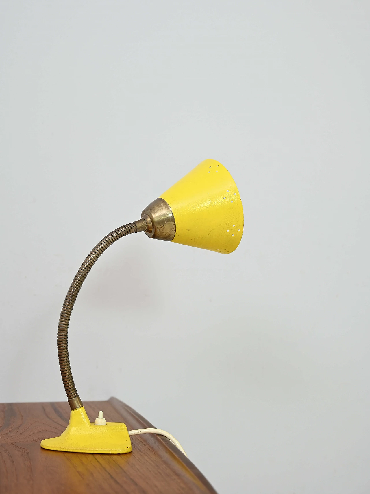 Lampada da tavolo in metallo gialla, anni '60 2