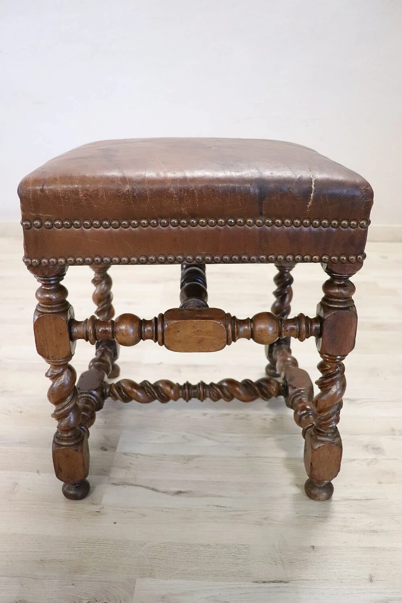 Walnut stool with leather seat, 18th century 2