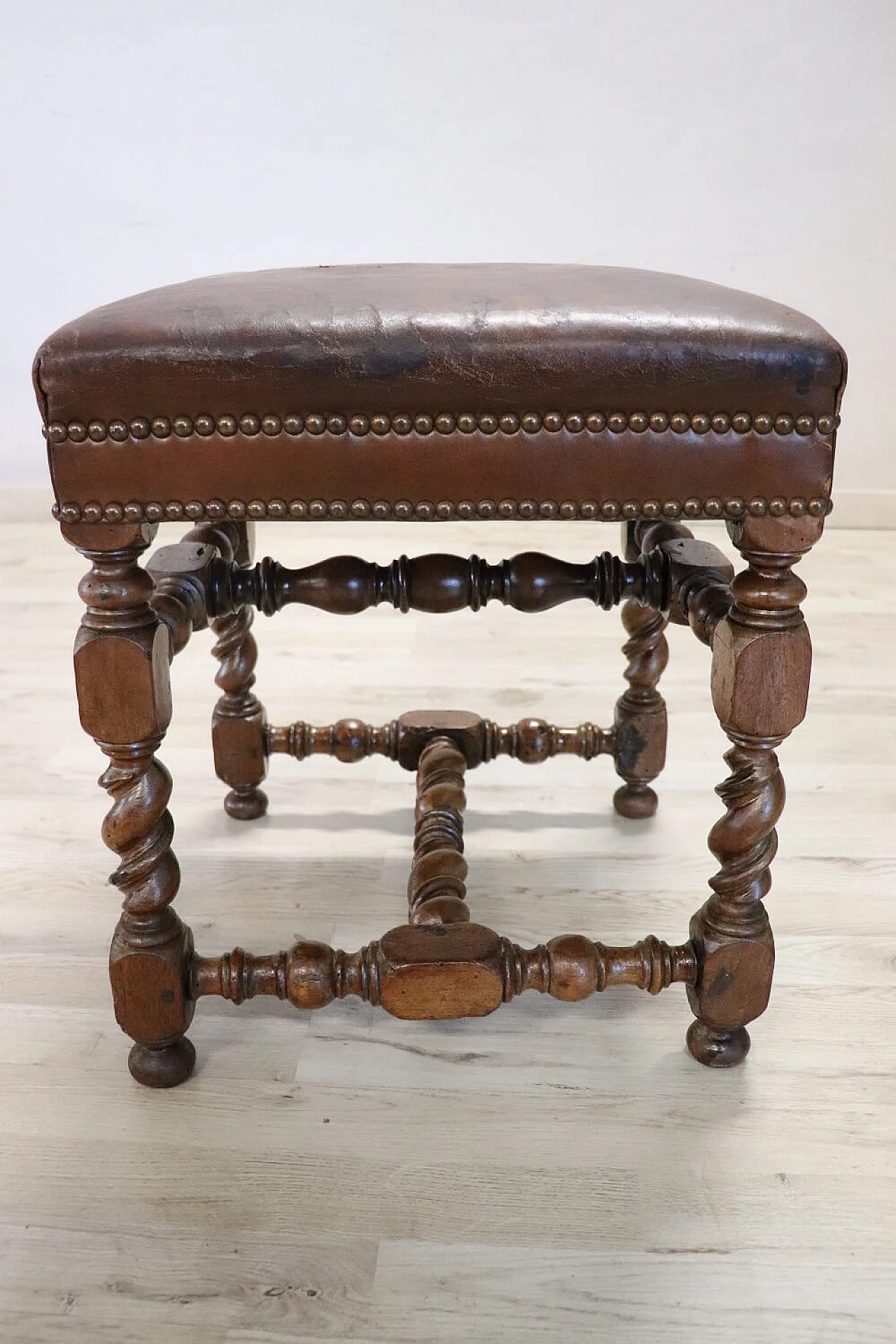 Walnut stool with leather seat, 18th century 3