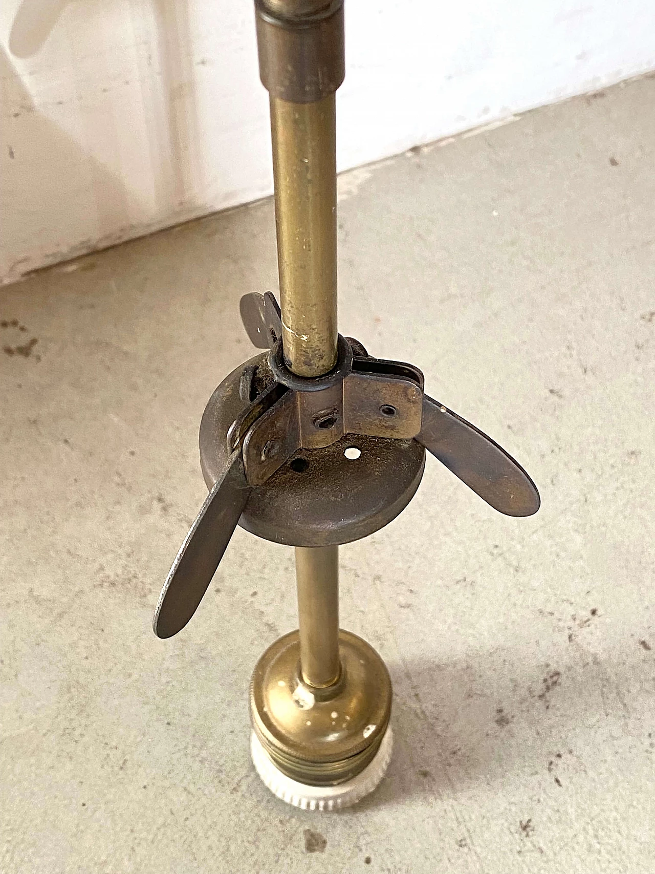 Lampadario sferico con diffusore in vetro opalino, anni '60 1