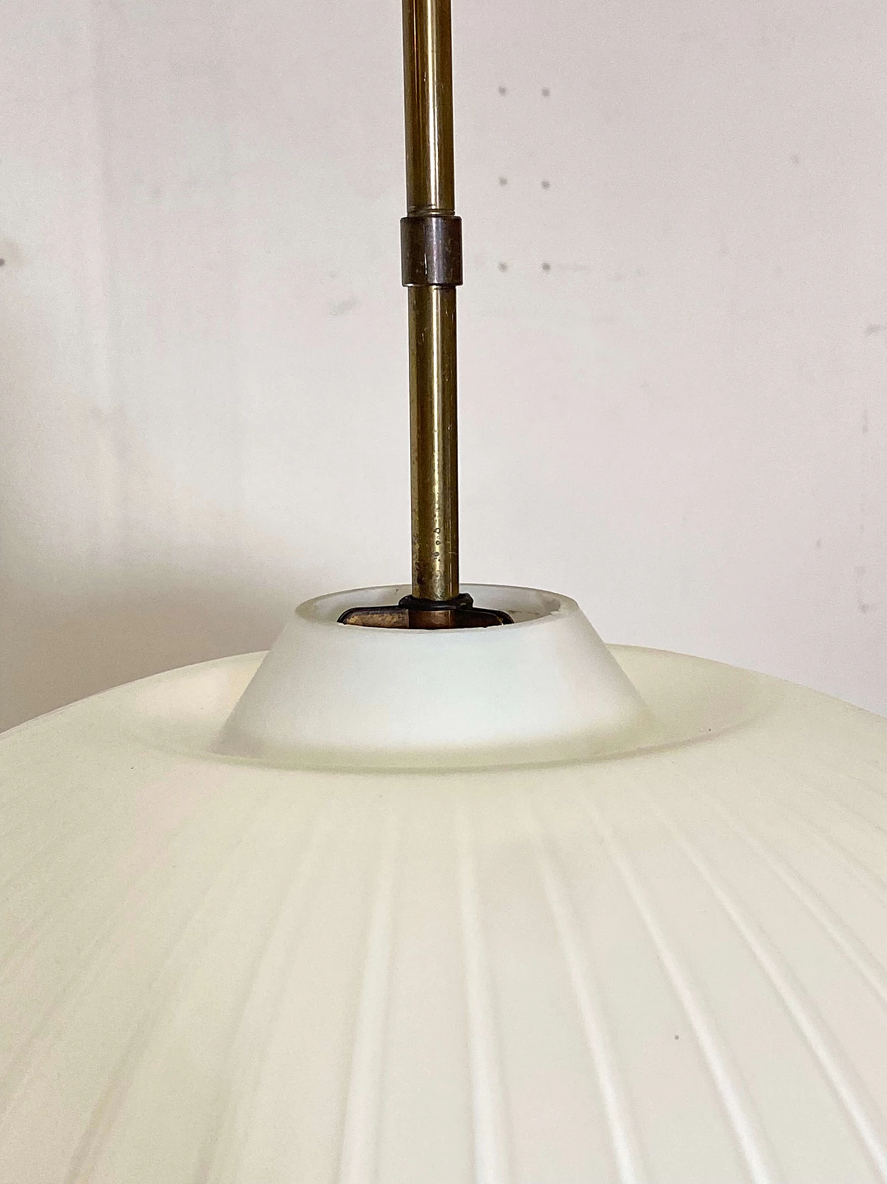 Lampadario sferico con diffusore in vetro opalino, anni '60 3
