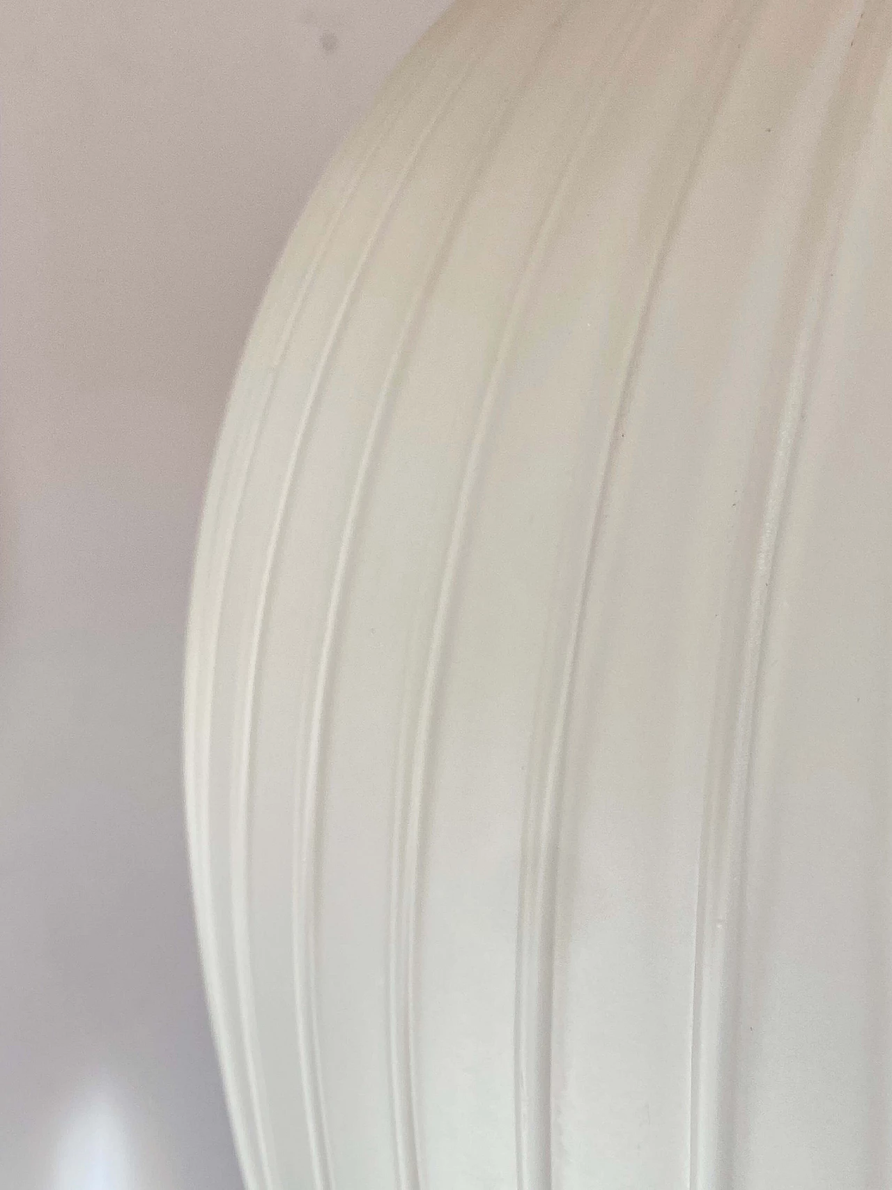 Lampadario sferico con diffusore in vetro opalino, anni '60 4