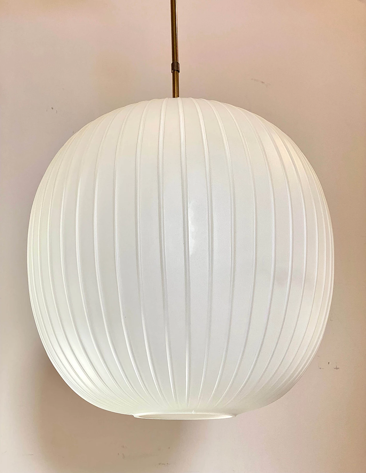 Lampadario sferico con diffusore in vetro opalino, anni '60 6