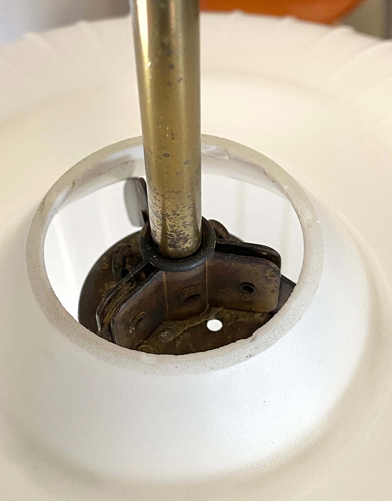 Lampadario sferico con diffusore in vetro opalino, anni '60 7