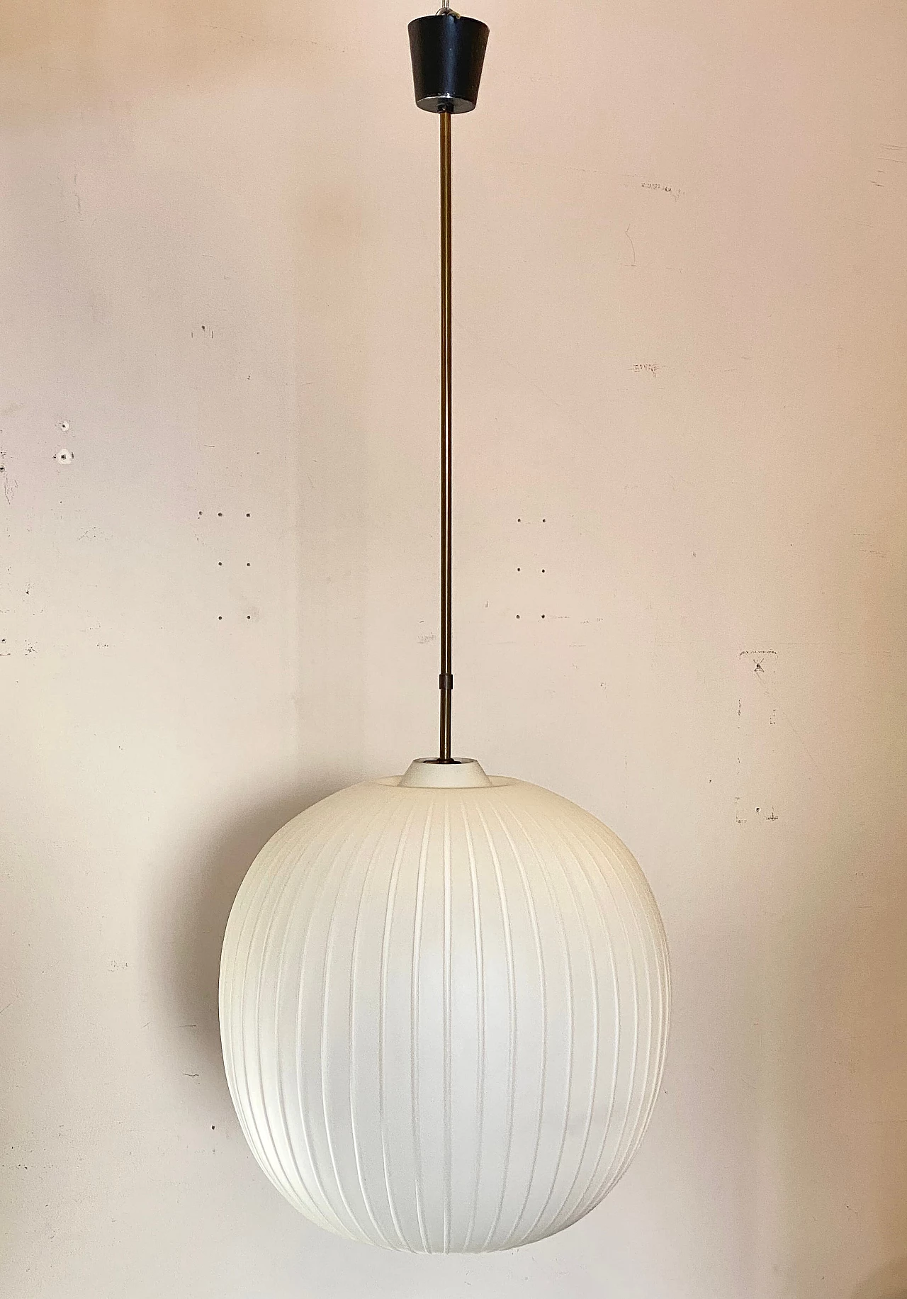 Lampadario sferico con diffusore in vetro opalino, anni '60 9