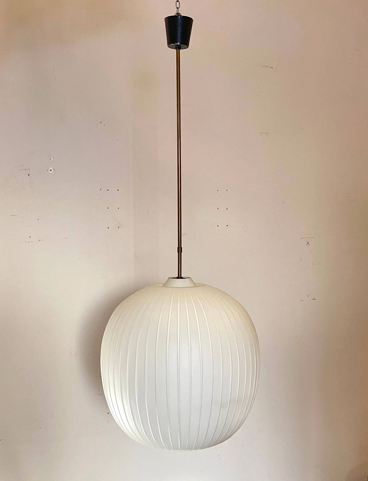 Lampadario sferico con diffusore in vetro opalino, anni '60 10