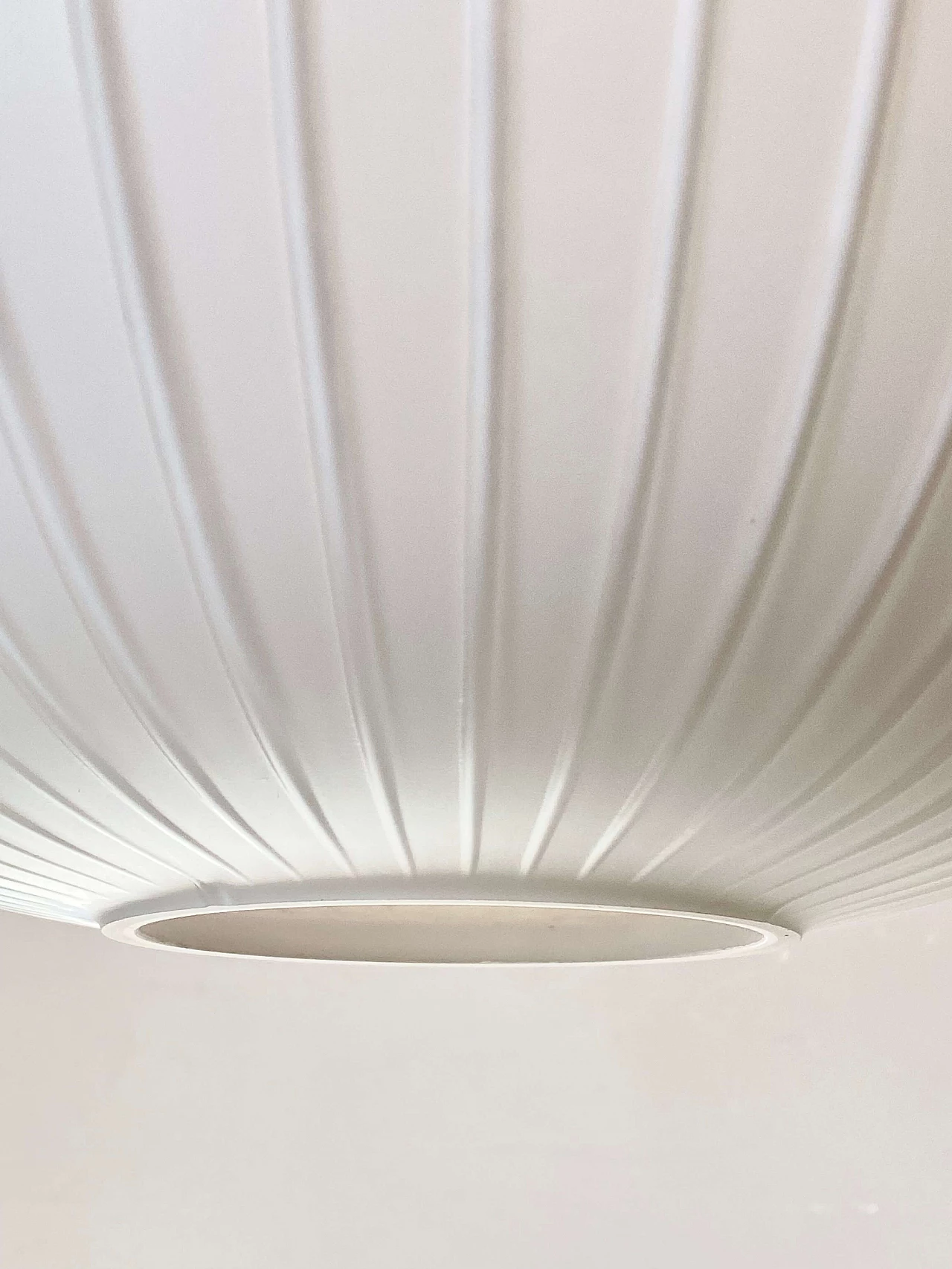 Lampadario sferico con diffusore in vetro opalino, anni '60 11