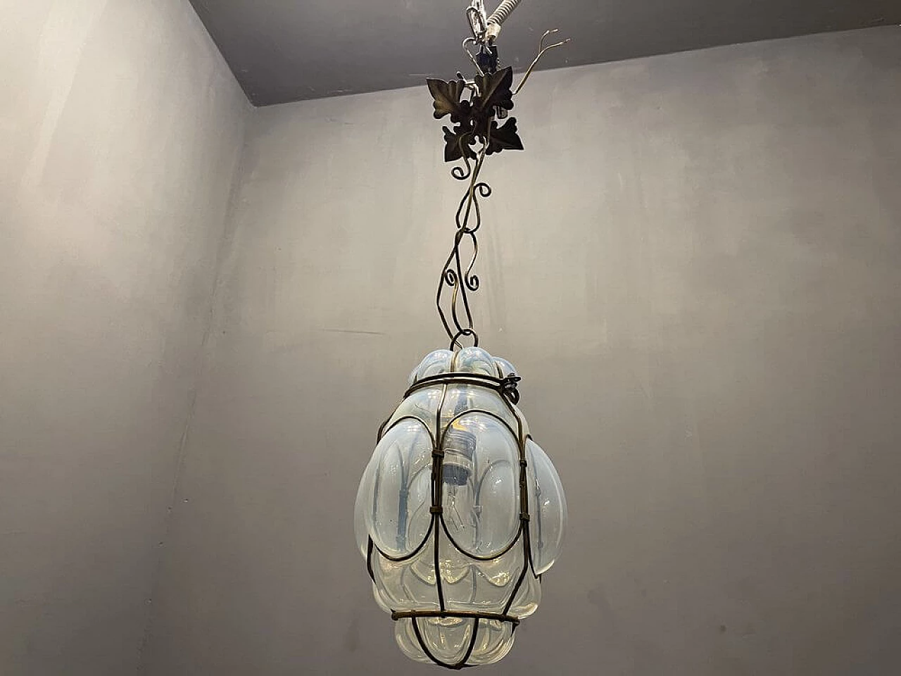 Lampadario in ferro battuto e vetro di Murano soffiato, anni '50 5