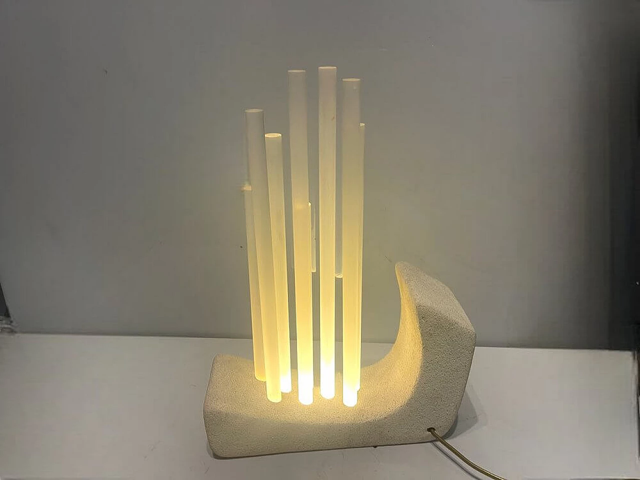 Lampada da tavolo in pietra acrilica, anni '80 2