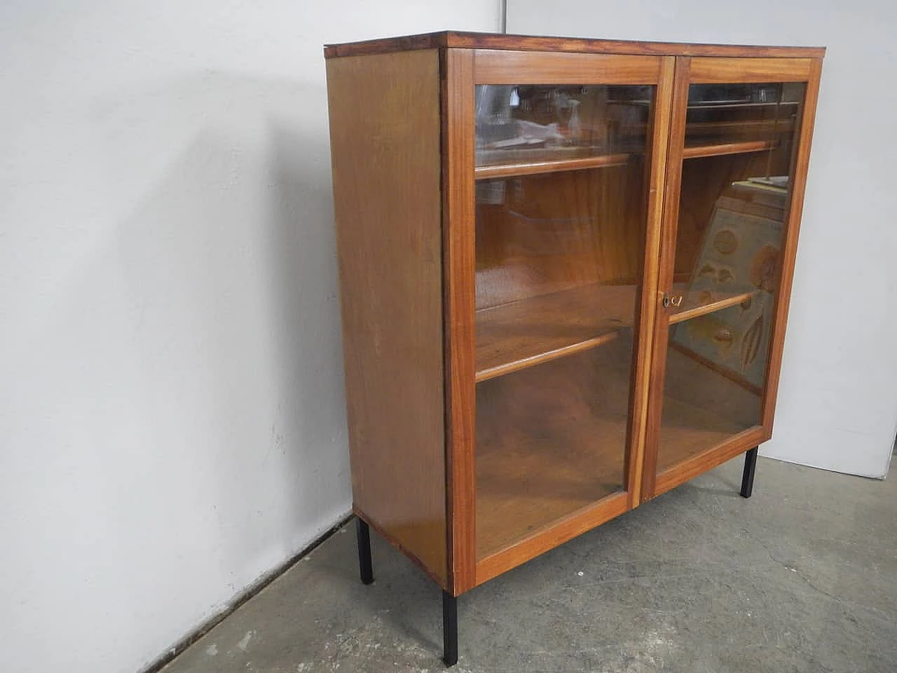 Vetrina in teak con piano superiore in formica, anni '60 4