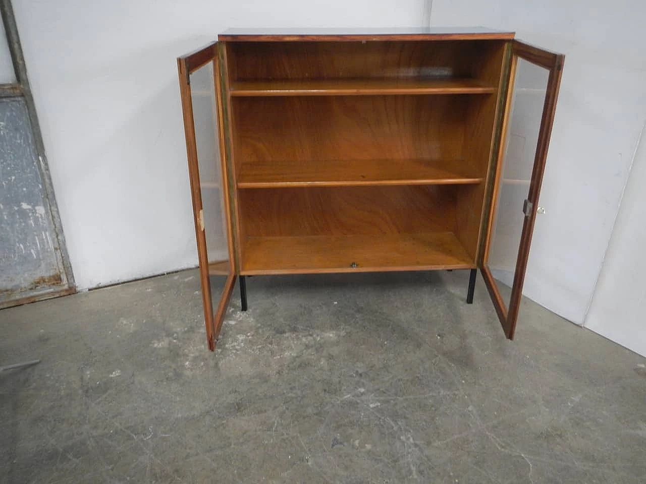 Vetrina in teak con piano superiore in formica, anni '60 6