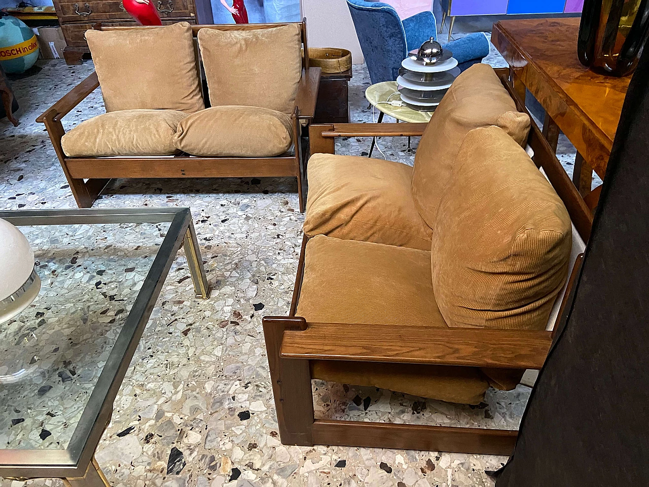 Pair of sofas in walnut attributed to Carlo Scarpa, 1960s 3