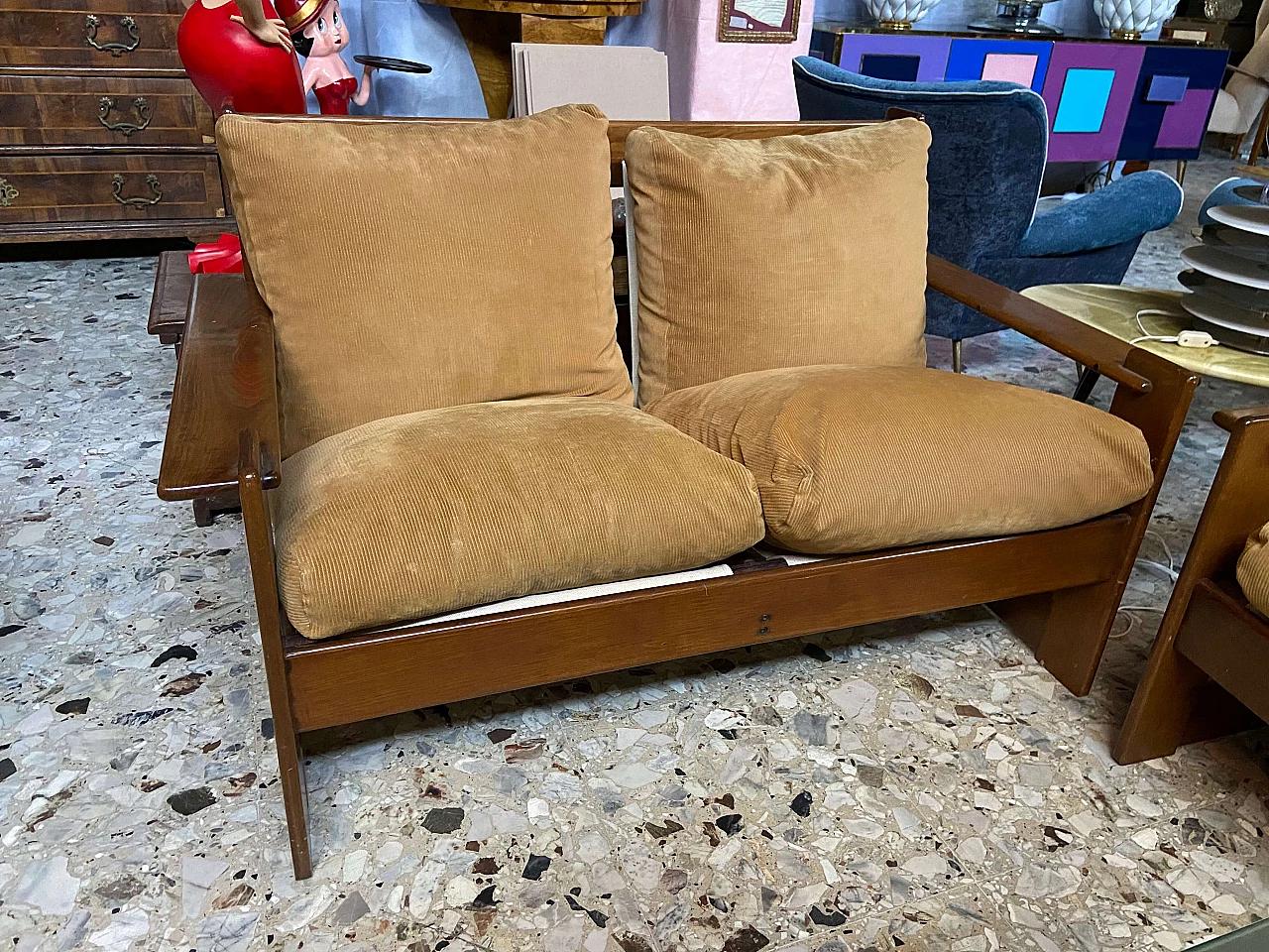 Pair of sofas in walnut attributed to Carlo Scarpa, 1960s 9