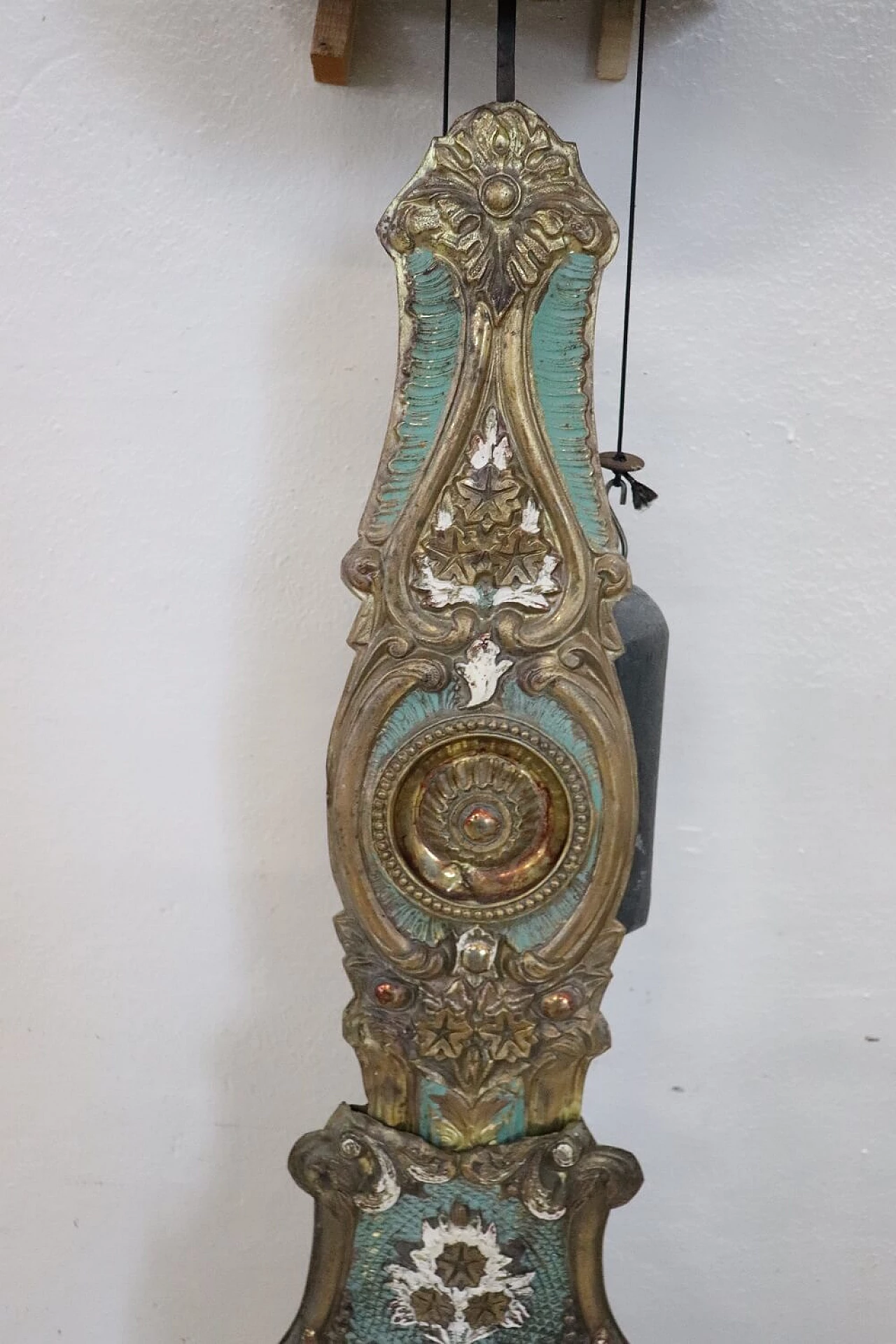 Orologio a pendolo da parete in bronzo sbalzato e dipinto, '800 4