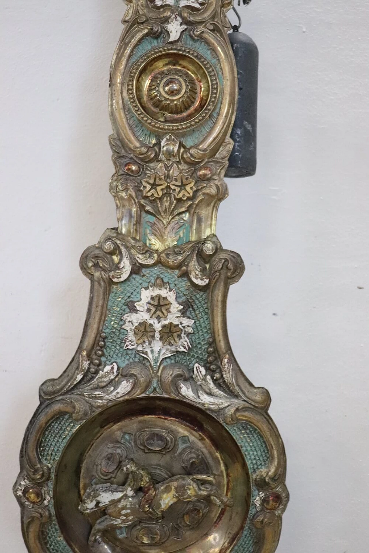 Orologio a pendolo da parete in bronzo sbalzato e dipinto, '800 5