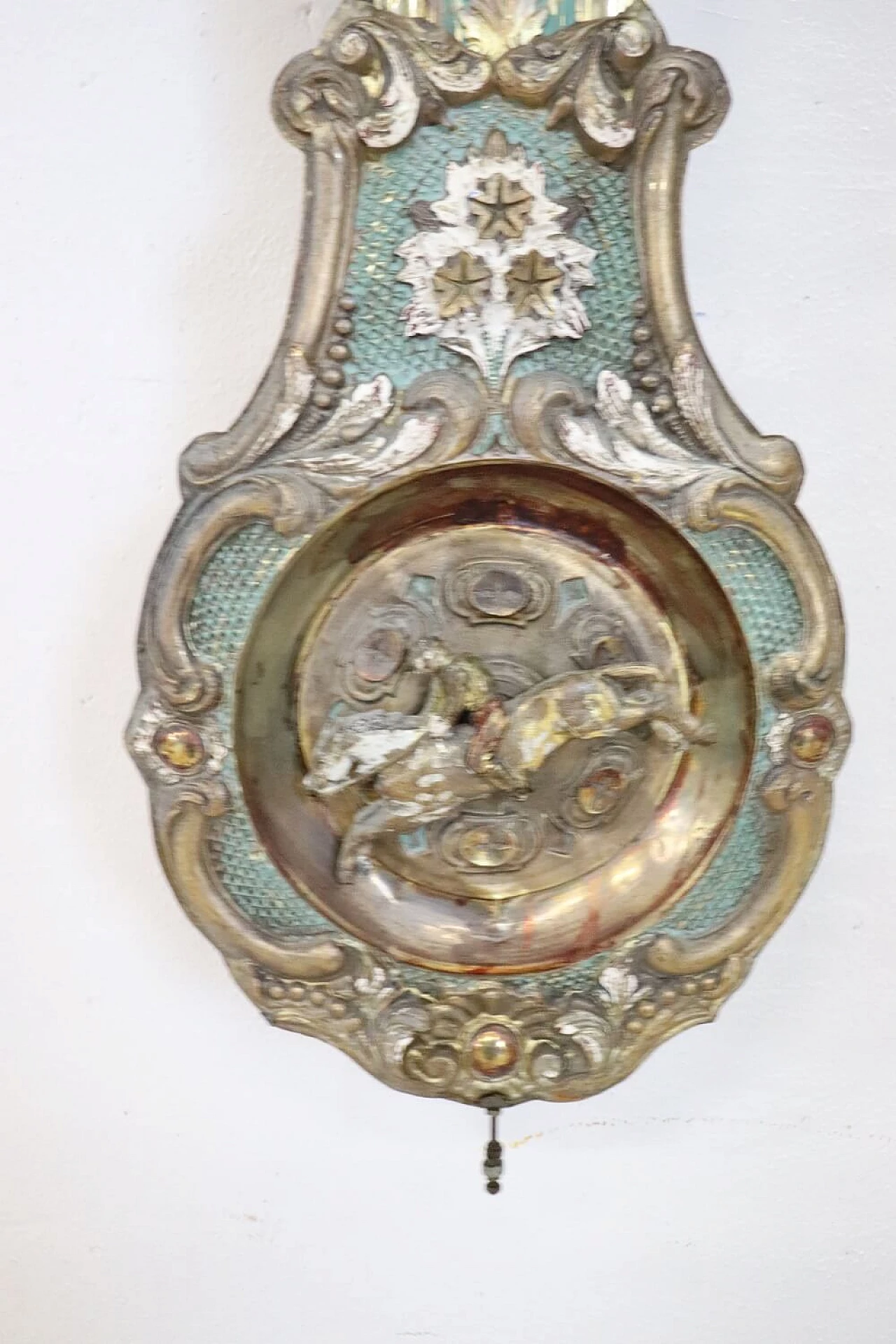 Orologio a pendolo da parete in bronzo sbalzato e dipinto, '800 6