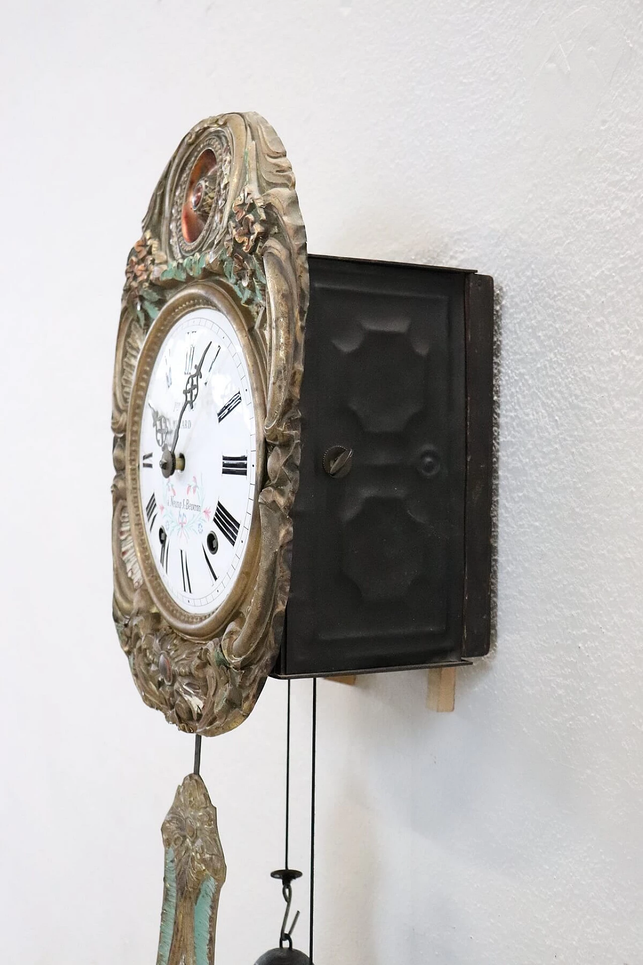 Wall pendulum clock in embossed and painted bronze, 19th century 7