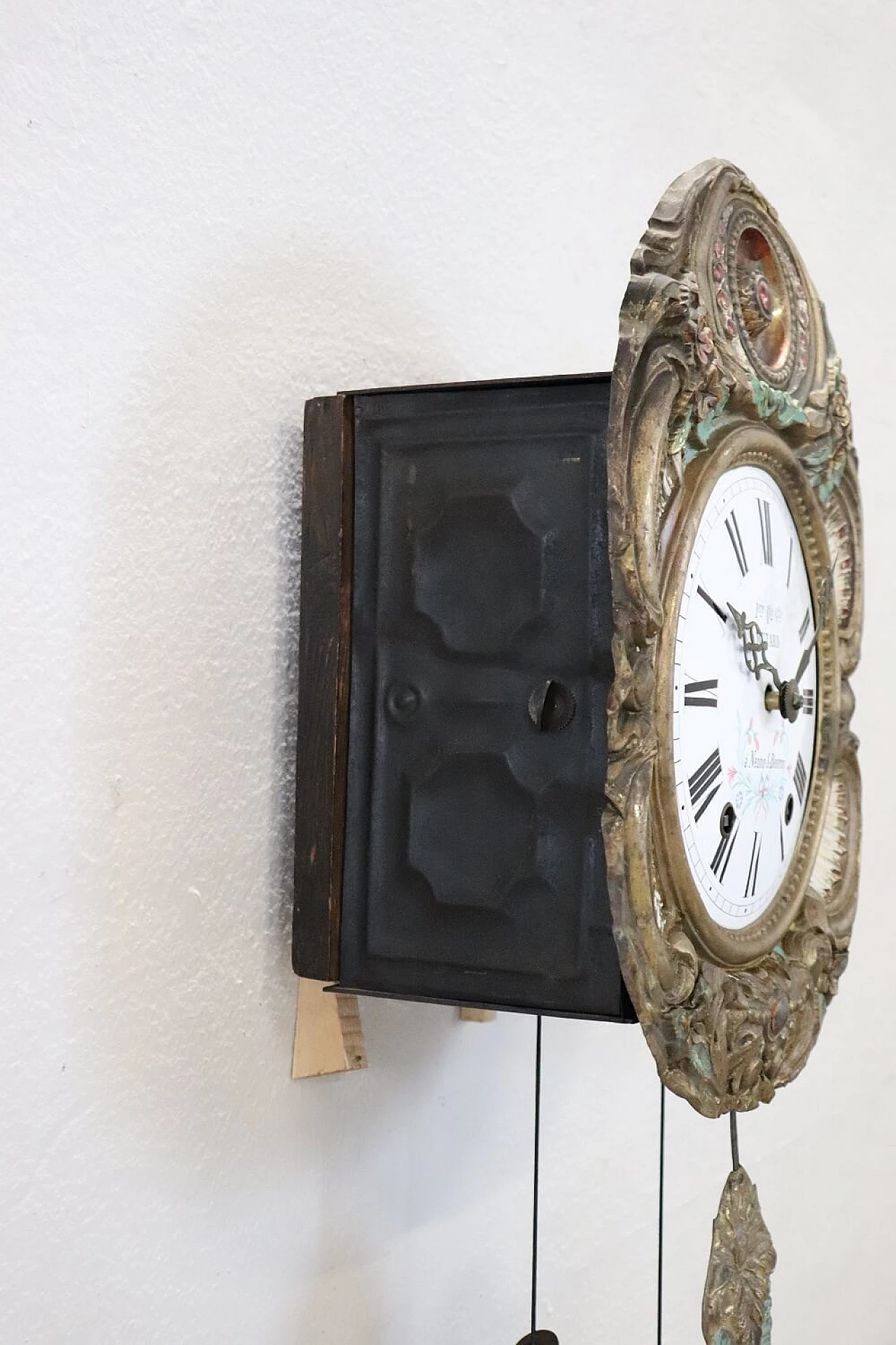 Wall pendulum clock in embossed and painted bronze, 19th century 8