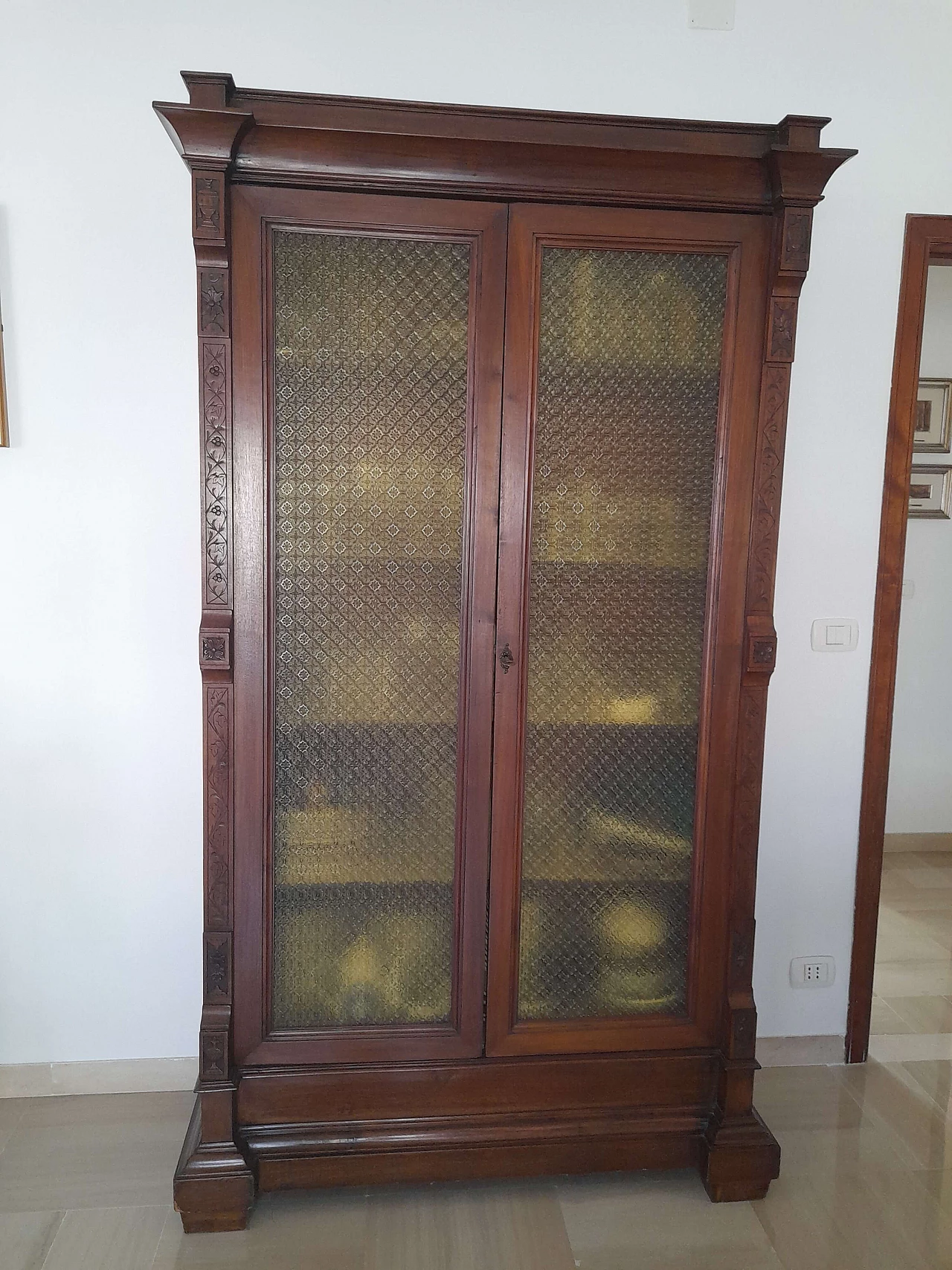 Credenza con ante a vetrina, anni '20 21