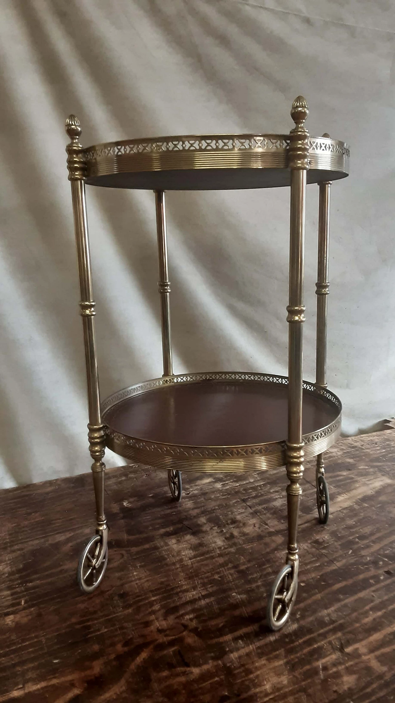 Carrello in metallo dorato e cuoio, anni '60 1