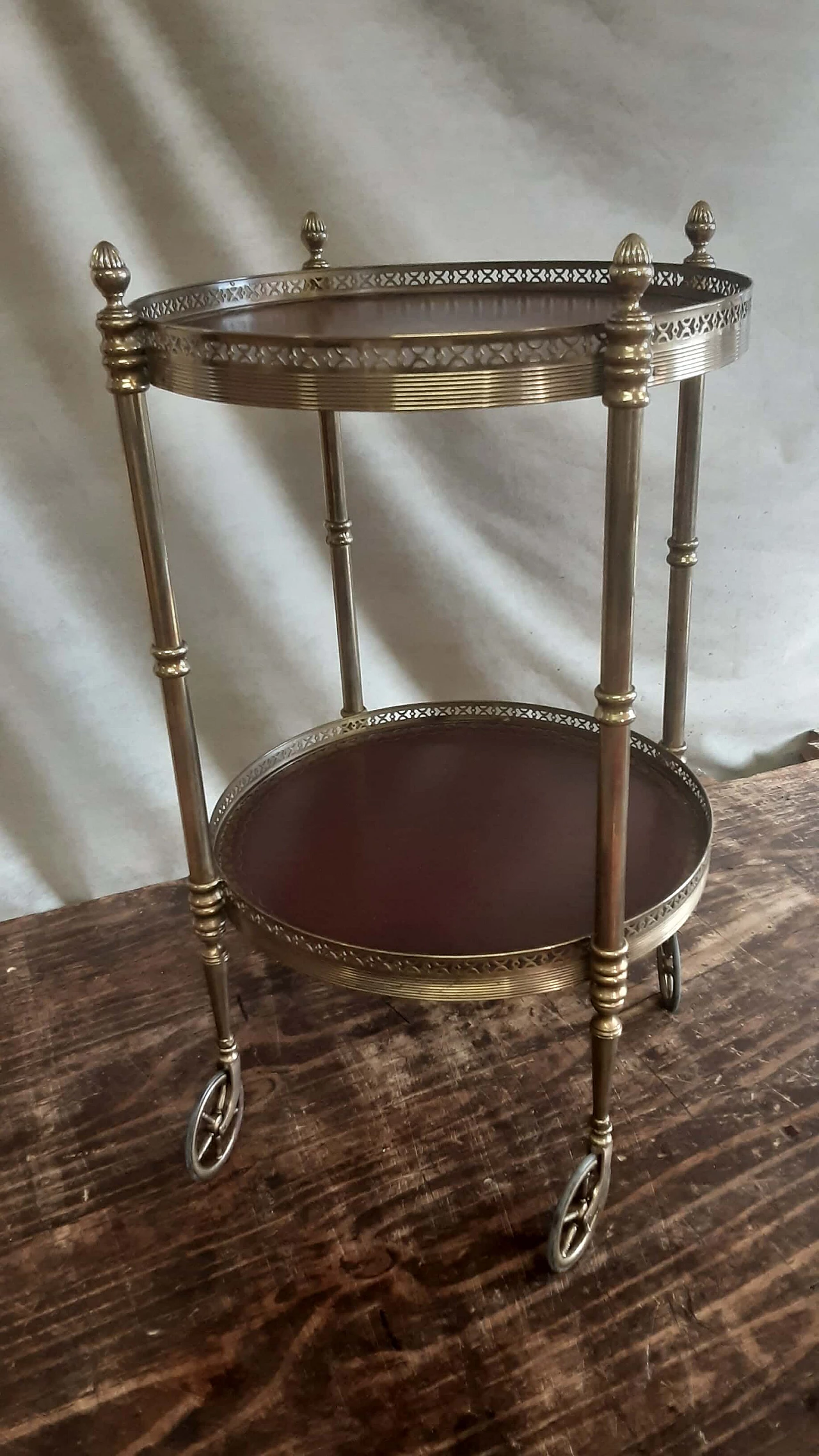 Carrello in metallo dorato e cuoio, anni '60 2