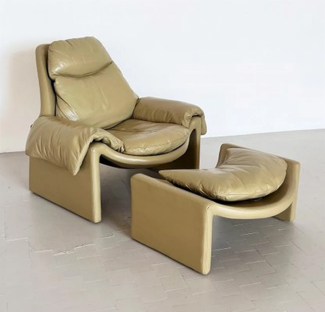 P60 leather armchair with footstool by Vittorio Introini for Saporiti, 1970s 1