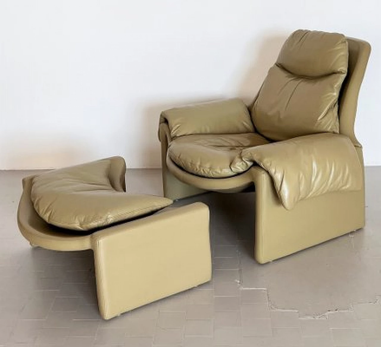 P60 leather armchair with footstool by Vittorio Introini for Saporiti, 1970s 2