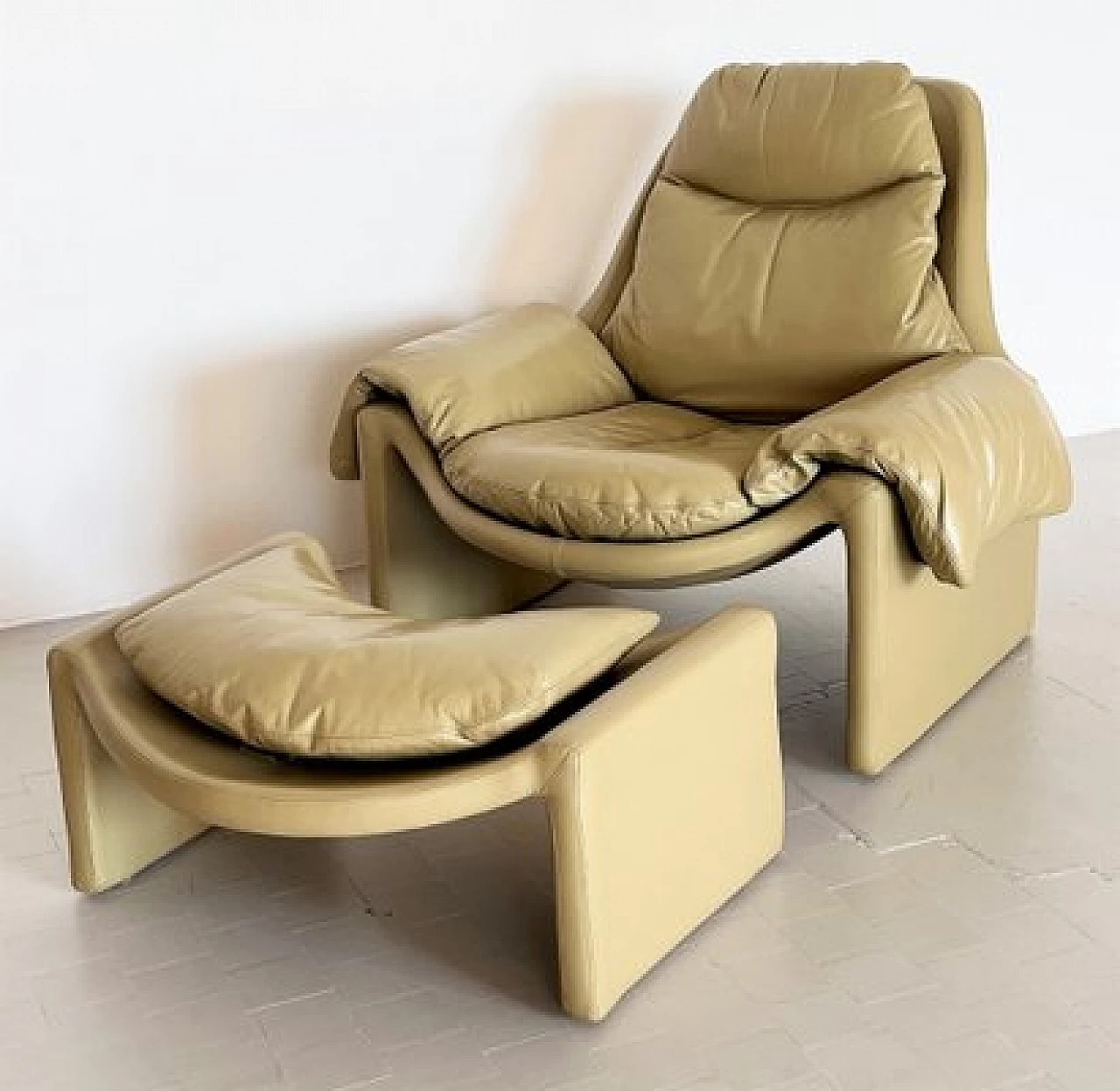 P60 leather armchair with footstool by Vittorio Introini for Saporiti, 1970s 3