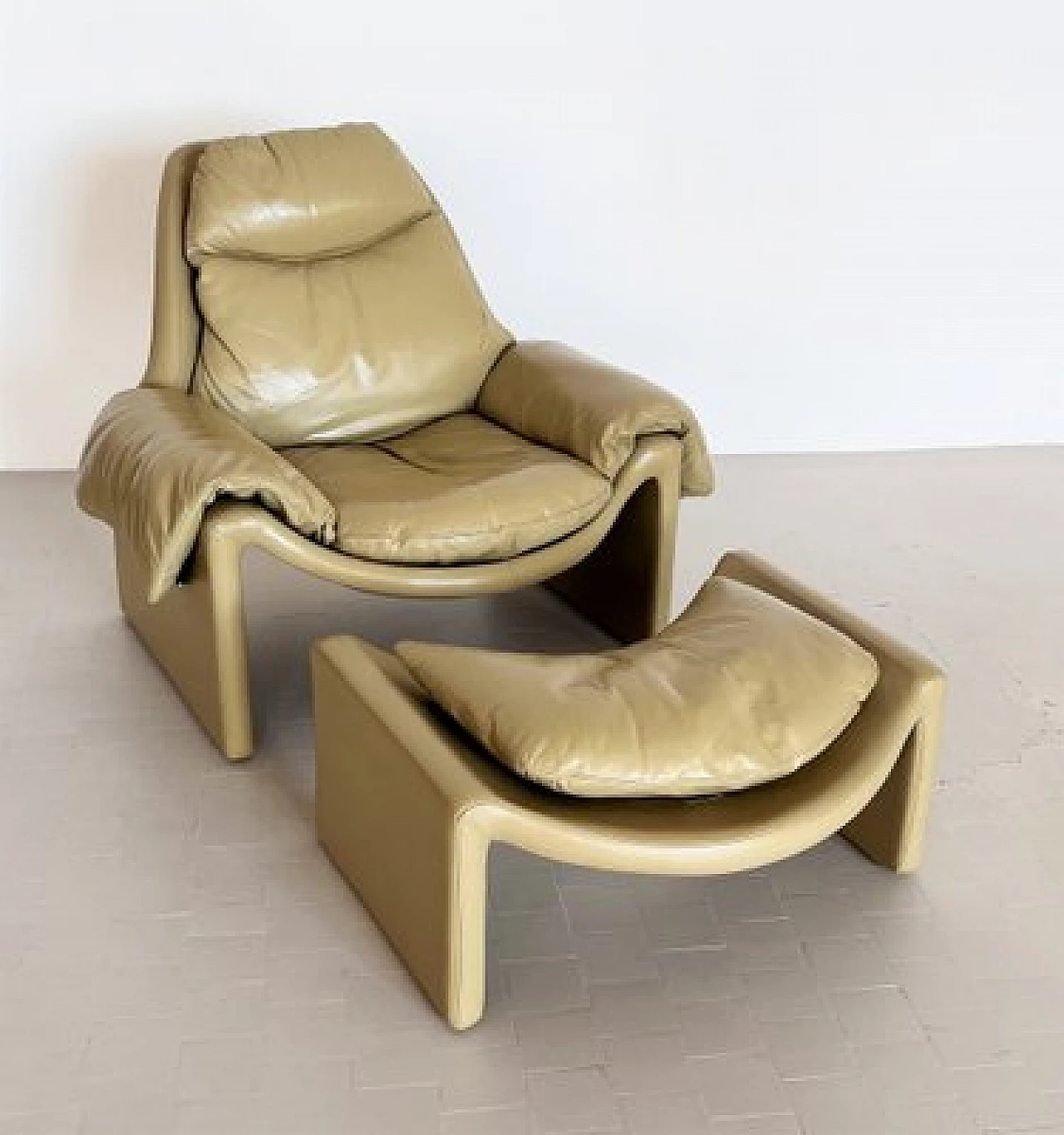 P60 leather armchair with footstool by Vittorio Introini for Saporiti, 1970s 5