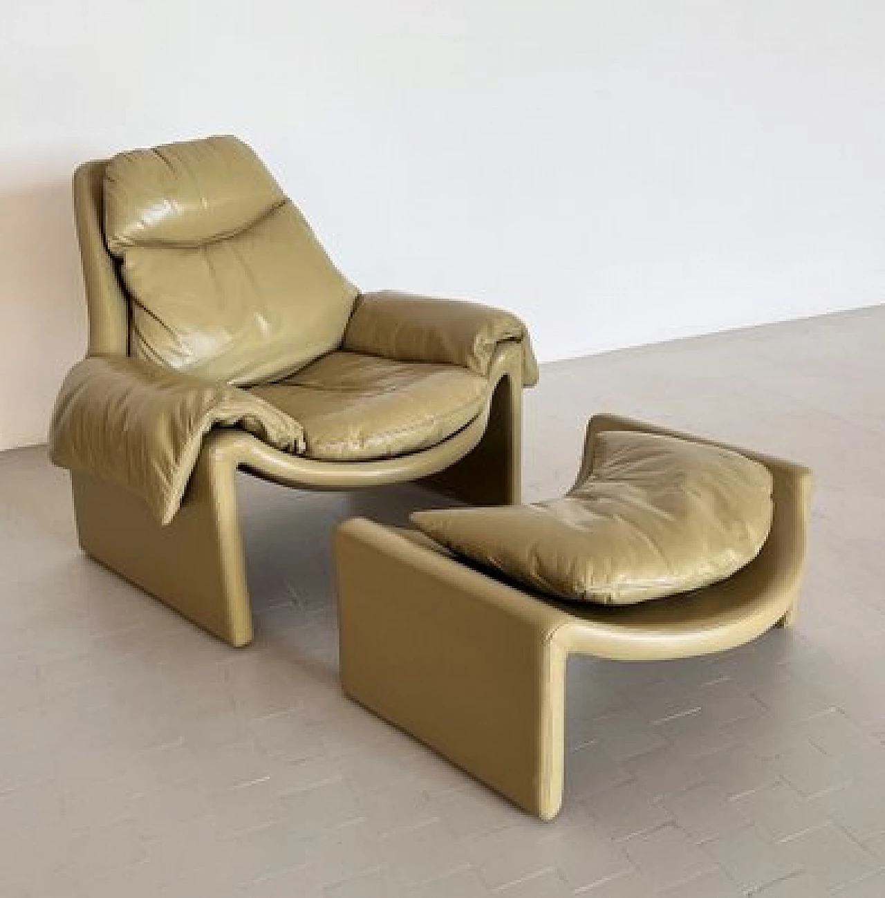 P60 leather armchair with footstool by Vittorio Introini for Saporiti, 1970s 8