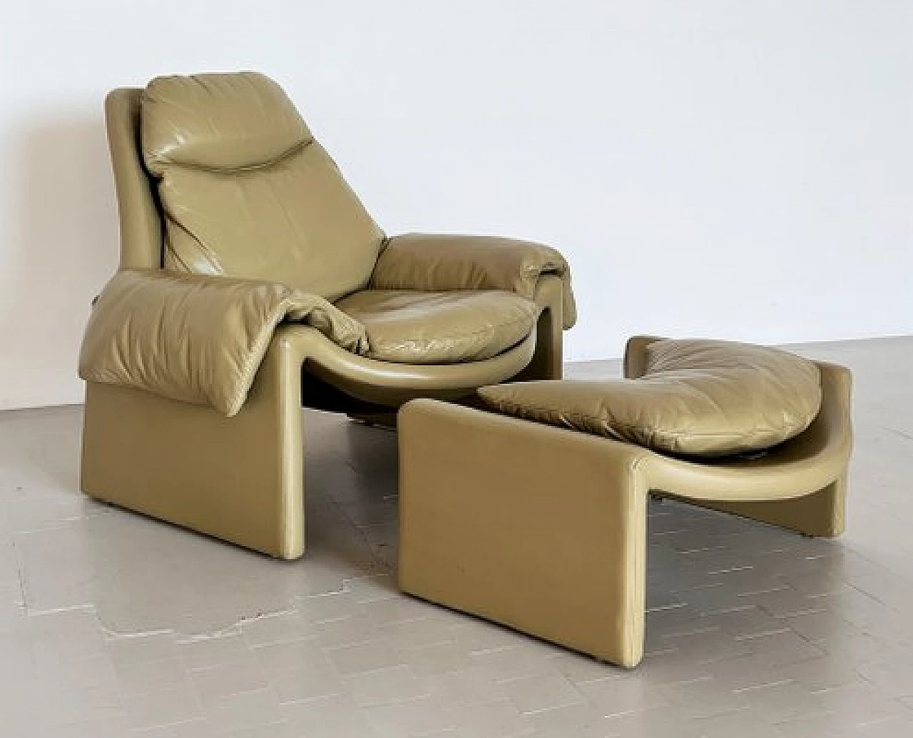 P60 leather armchair with footstool by Vittorio Introini for Saporiti, 1970s 16