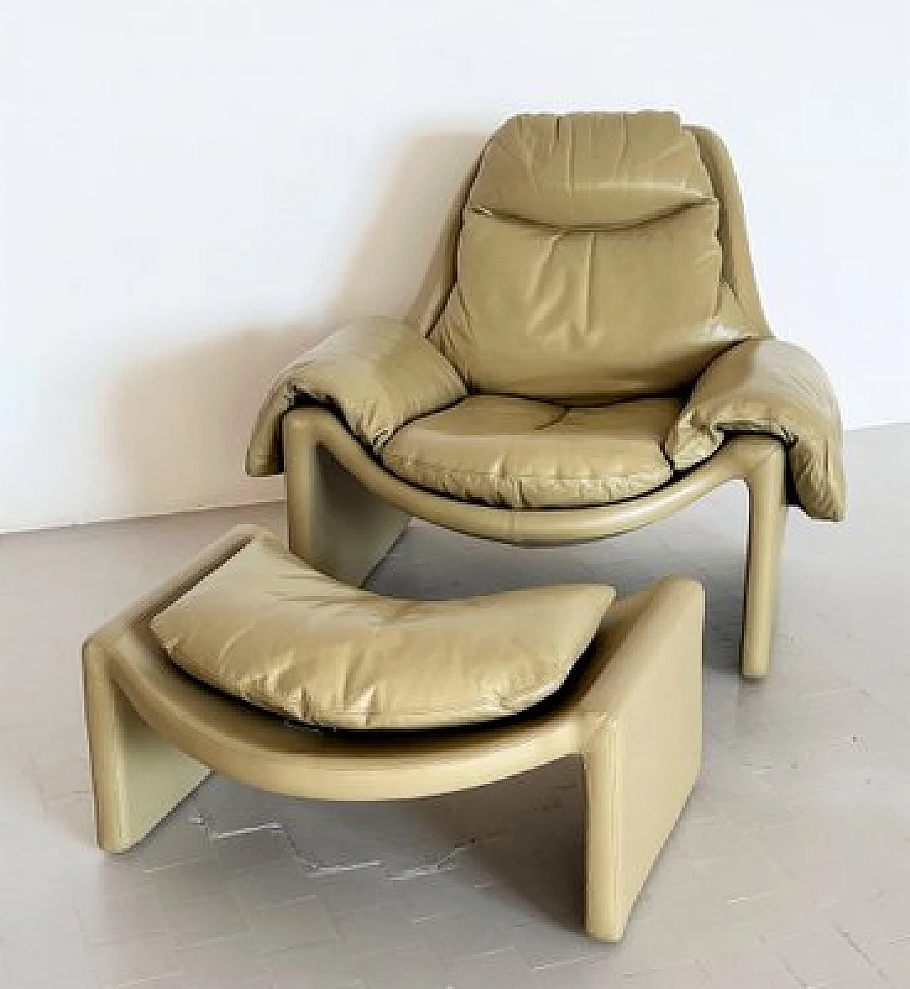 P60 leather armchair with footstool by Vittorio Introini for Saporiti, 1970s 17