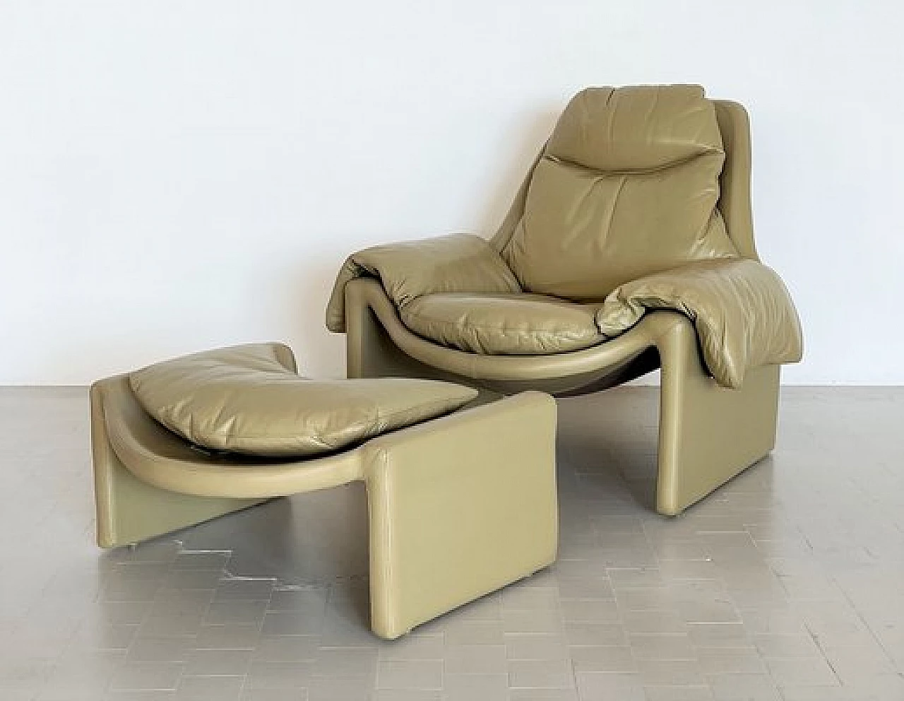 P60 leather armchair with footstool by Vittorio Introini for Saporiti, 1970s 18