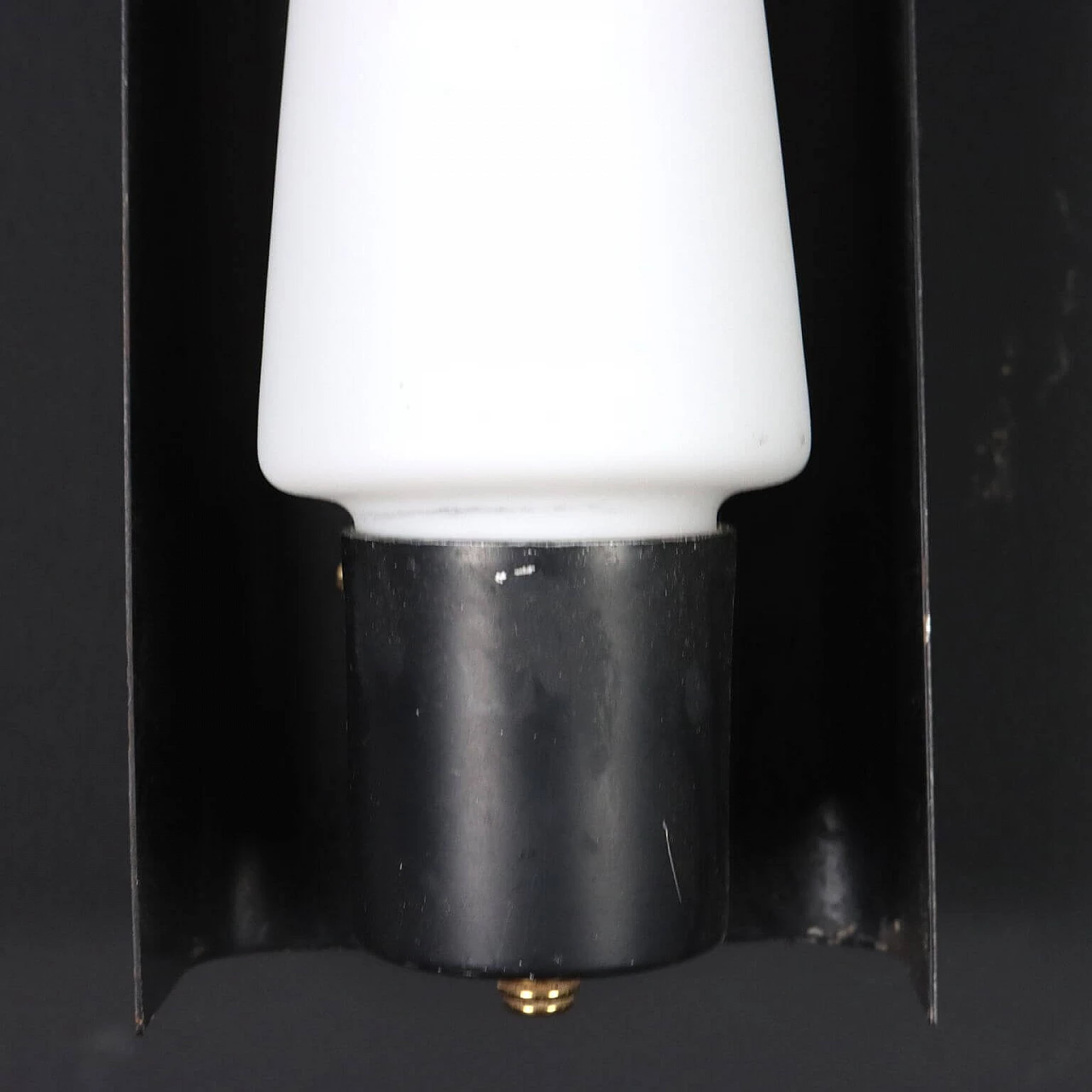 Coppia di lampade in metallo smaltato con diffusore in vetro opalino, anni '60 6