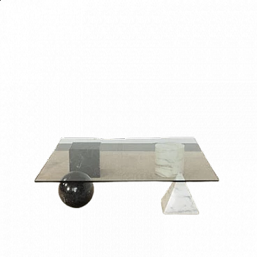 Tavolino Metafora in vetro con piedi a forme geometrica in marmo di Carrara di Casigliani per Gianni Vignelli, anni '80
