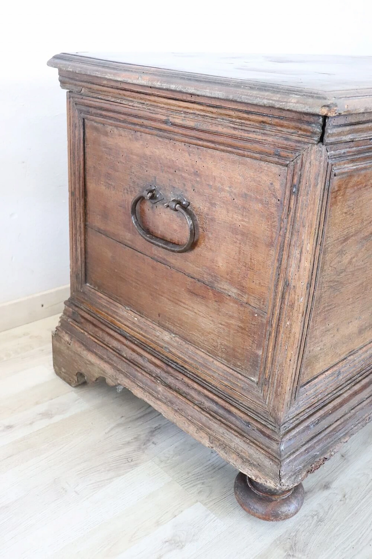 Solid walnut chest, mid-17th century 5