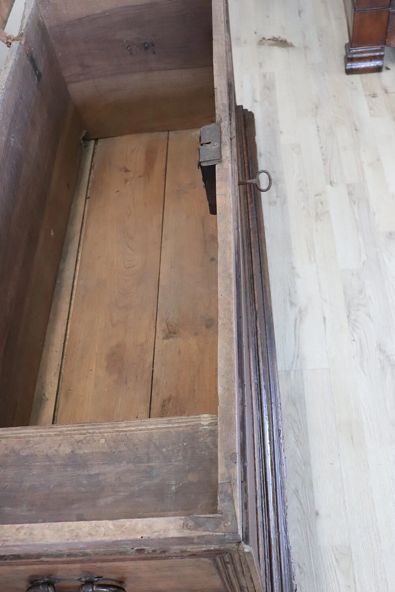 Solid walnut chest, mid-17th century 6