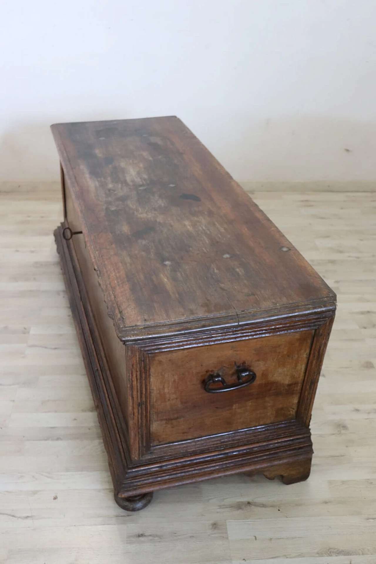 Solid walnut chest, mid-17th century 8