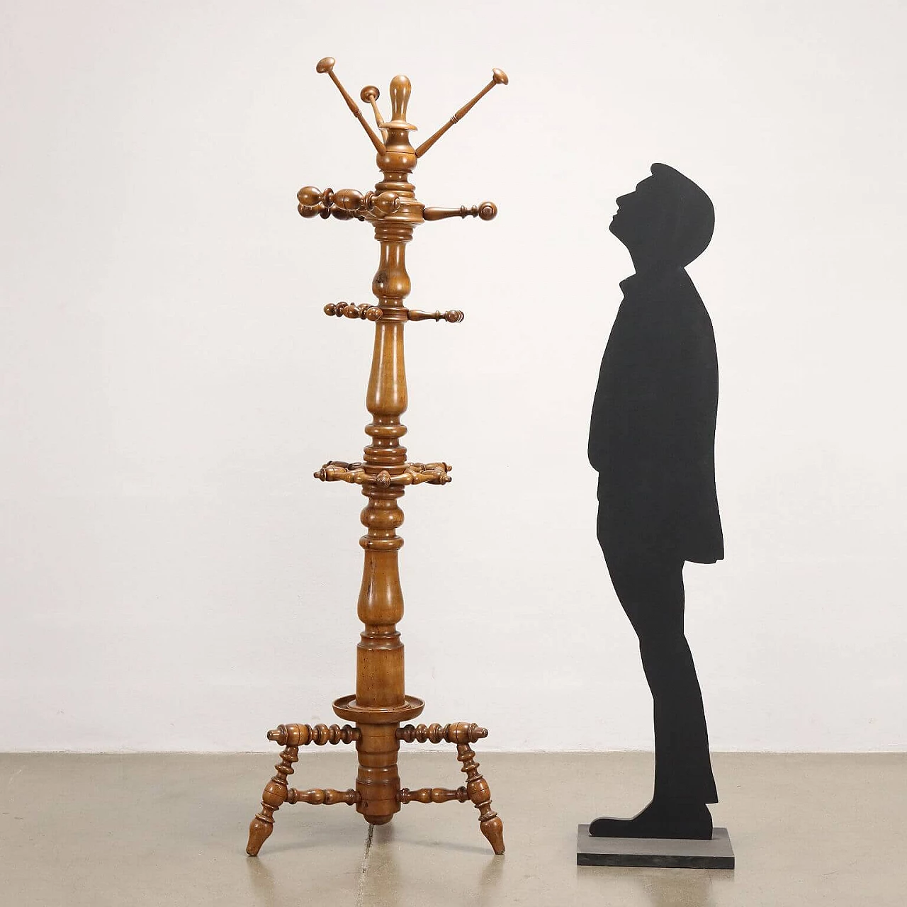 Walnut coat stand with turned shaft and arms, late 19th century 2