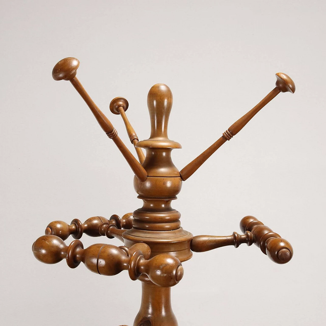 Walnut coat stand with turned shaft and arms, late 19th century 3