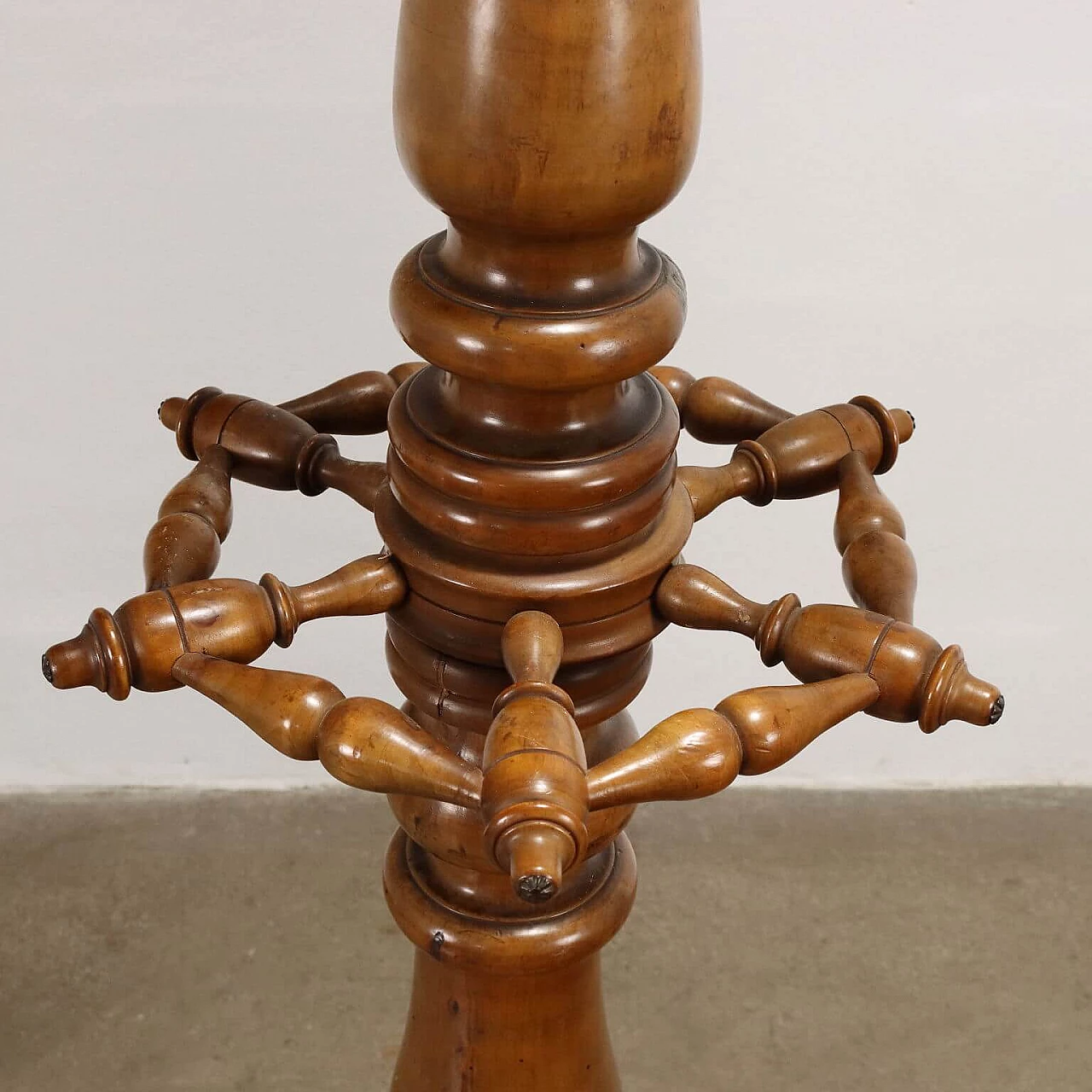 Walnut coat stand with turned shaft and arms, late 19th century 5