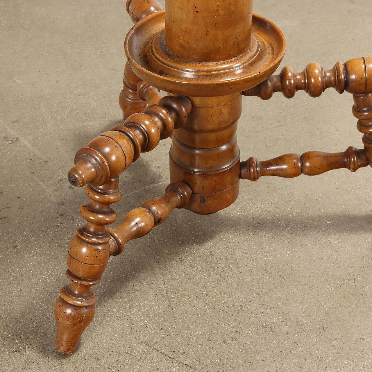 Walnut coat stand with turned shaft and arms, late 19th century 6