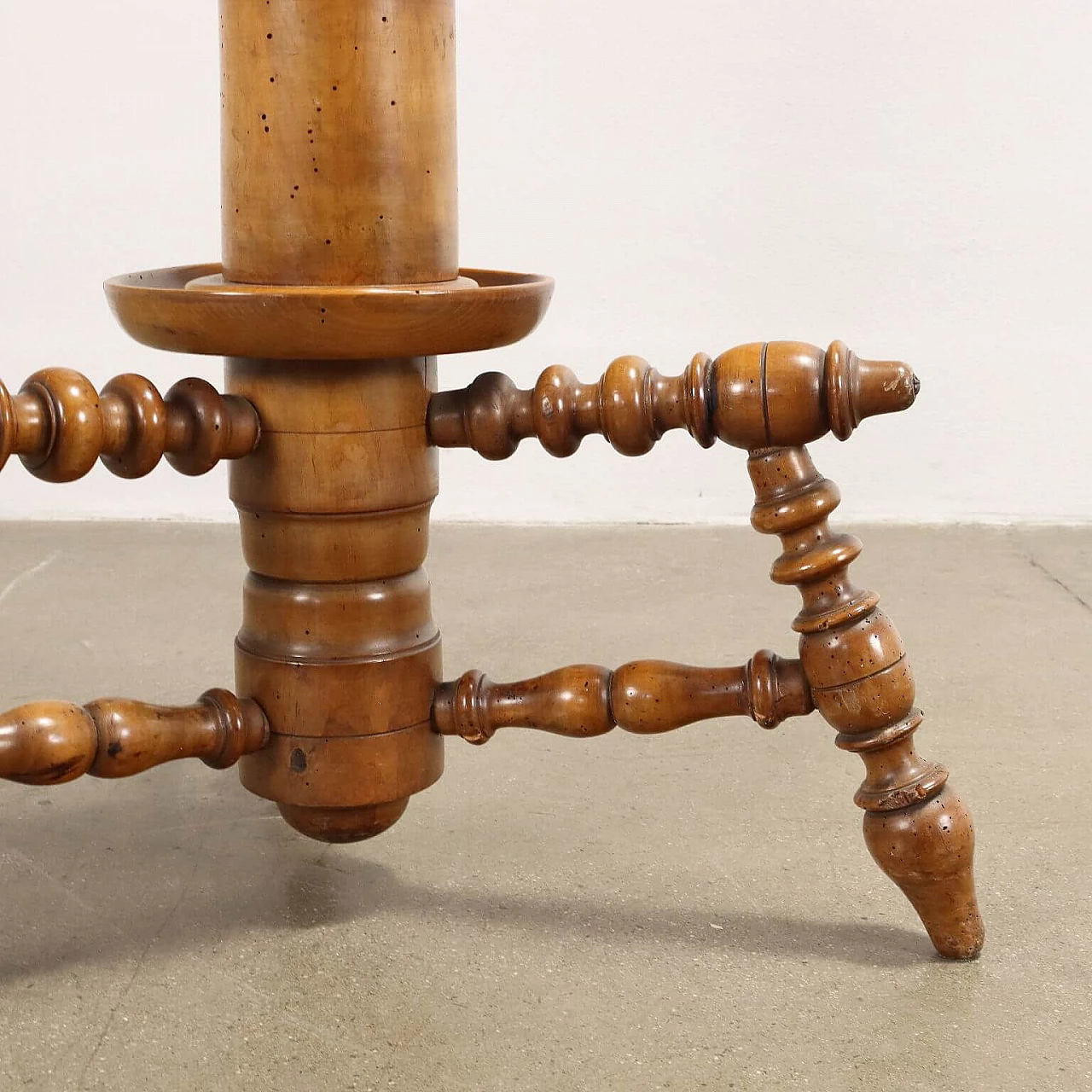 Walnut coat stand with turned shaft and arms, late 19th century 7