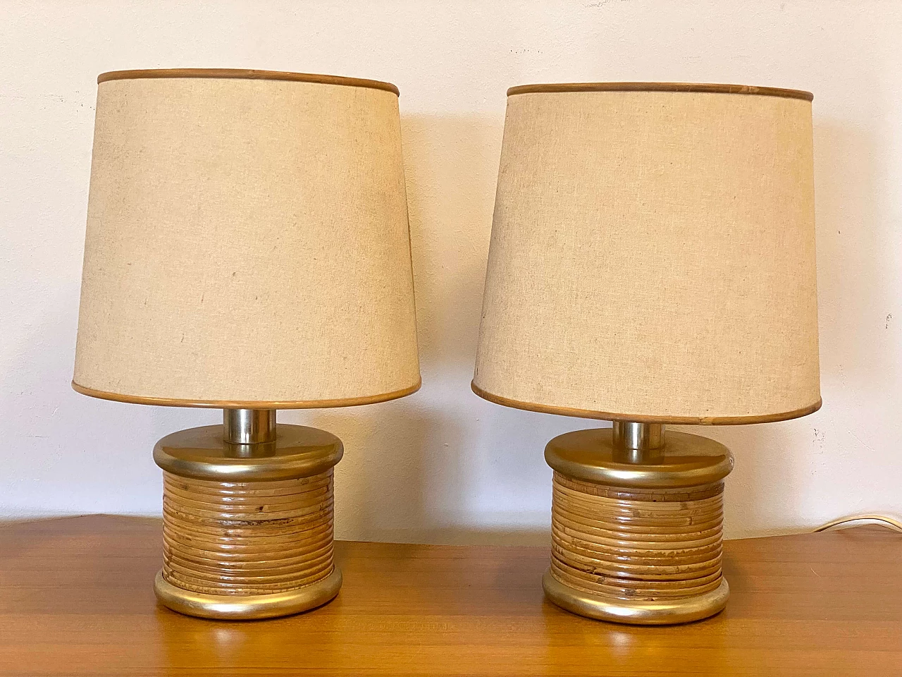Coppia di lampade da tavolo in vimini e metallo dorato, anni '70 1