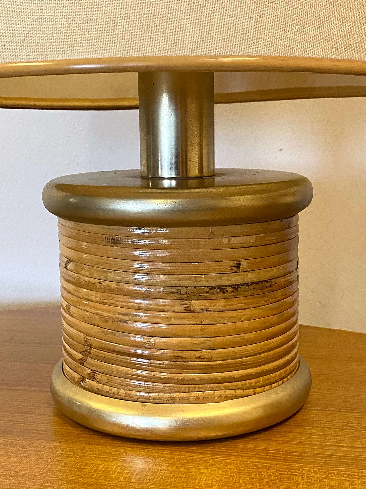 Coppia di lampade da tavolo in vimini e metallo dorato, anni '70 2