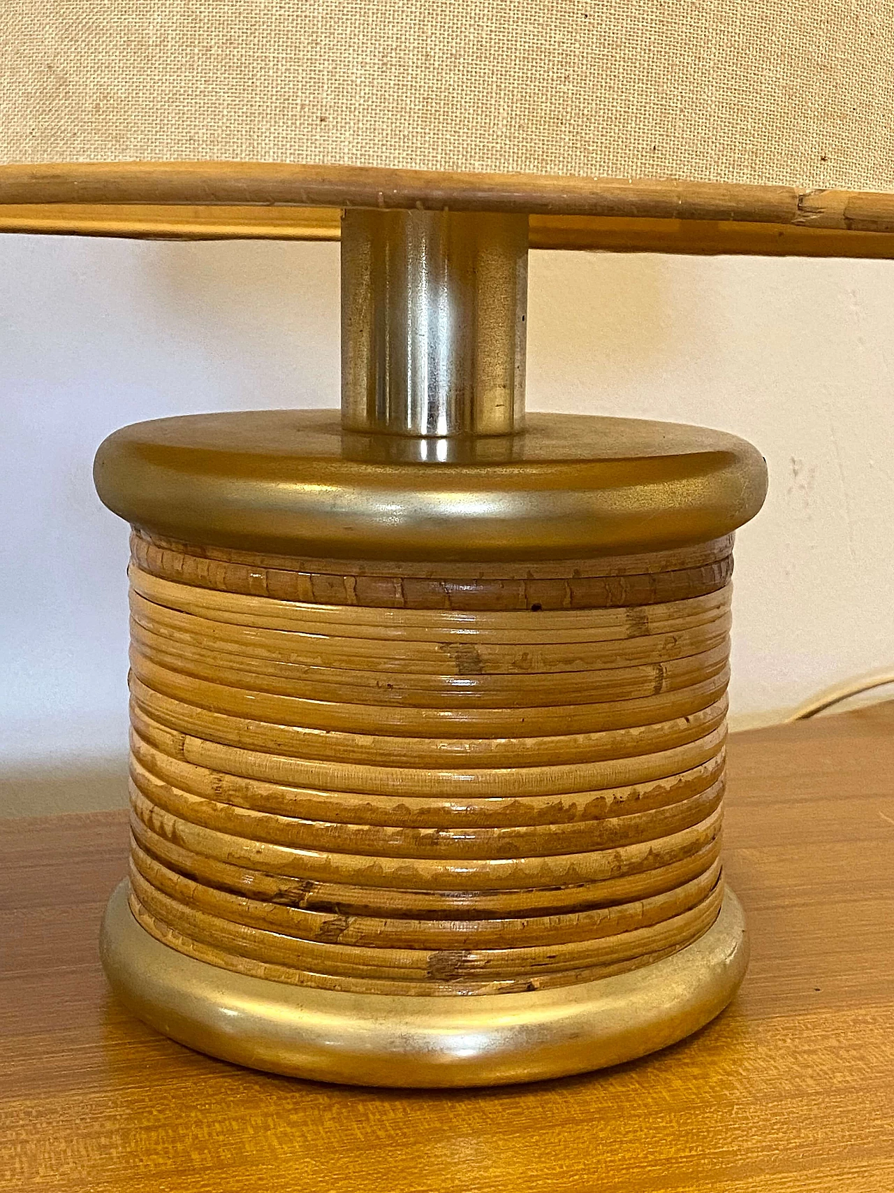 Coppia di lampade da tavolo in vimini e metallo dorato, anni '70 3