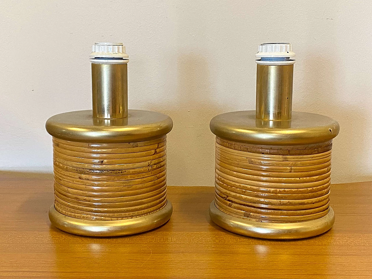 Coppia di lampade da tavolo in vimini e metallo dorato, anni '70 4