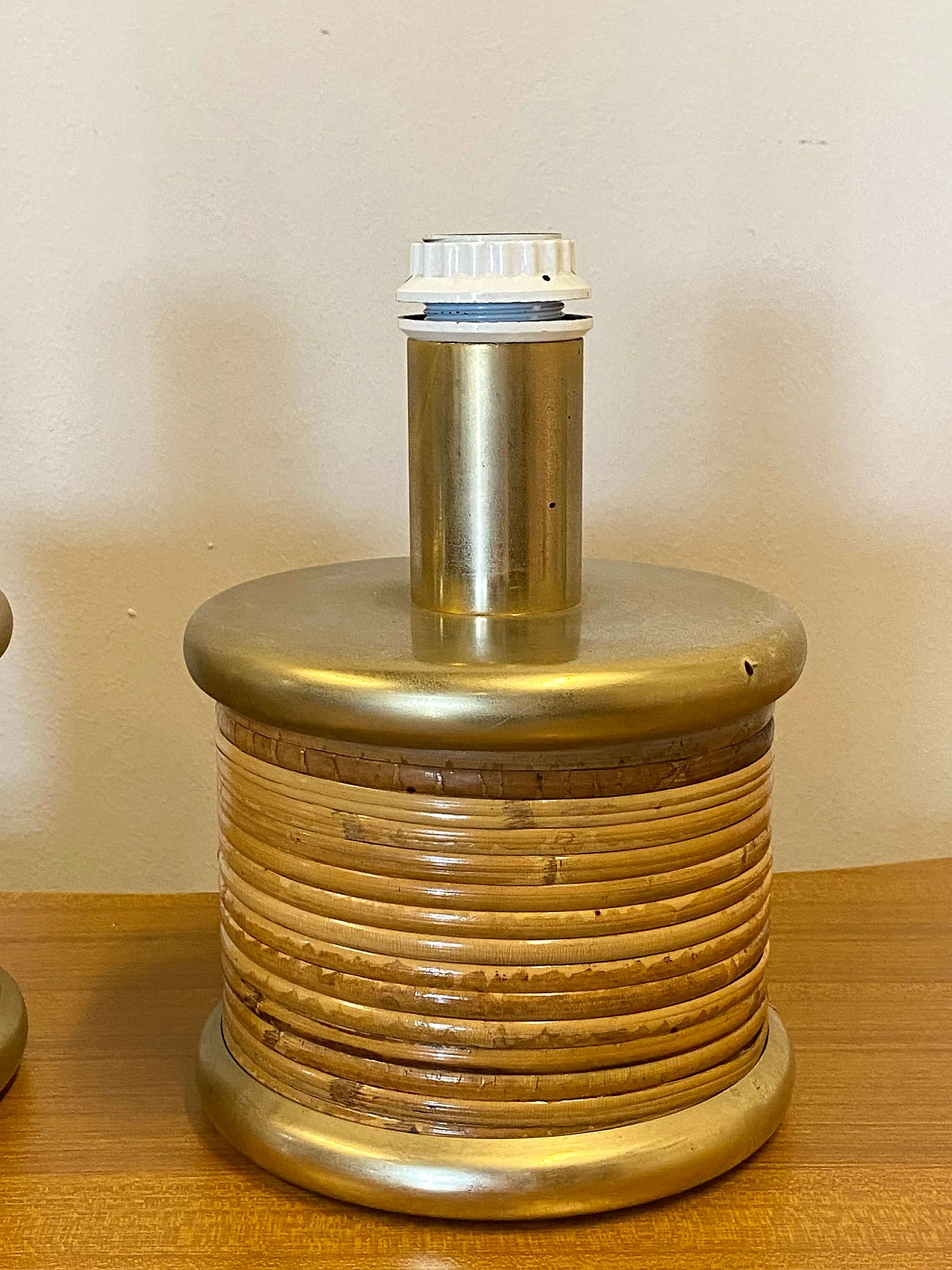 Coppia di lampade da tavolo in vimini e metallo dorato, anni '70 5