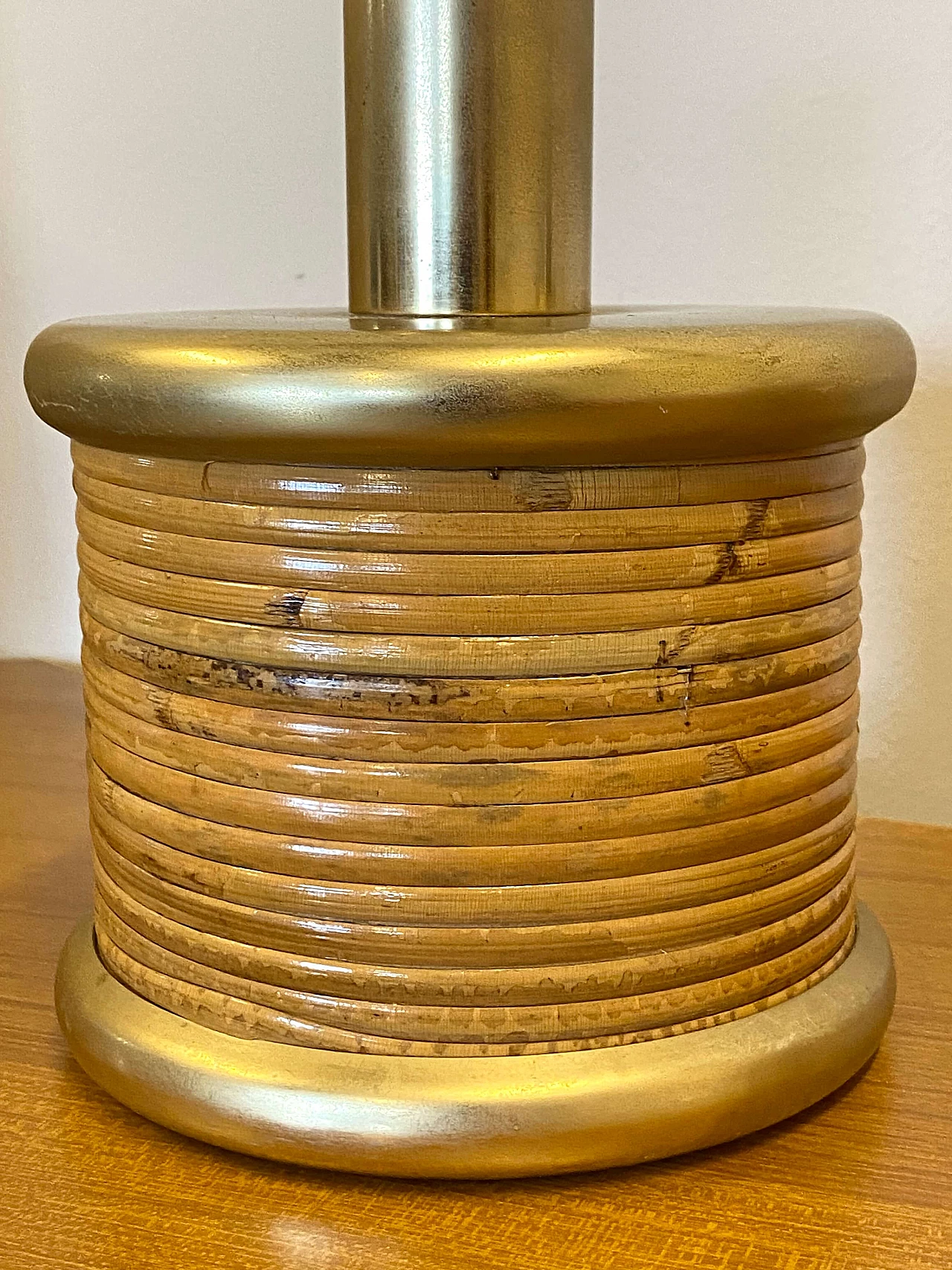 Coppia di lampade da tavolo in vimini e metallo dorato, anni '70 6