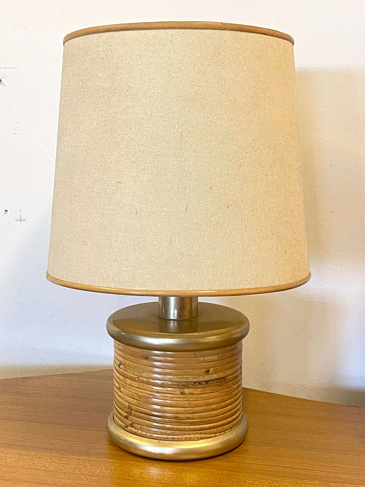 Coppia di lampade da tavolo in vimini e metallo dorato, anni '70 8